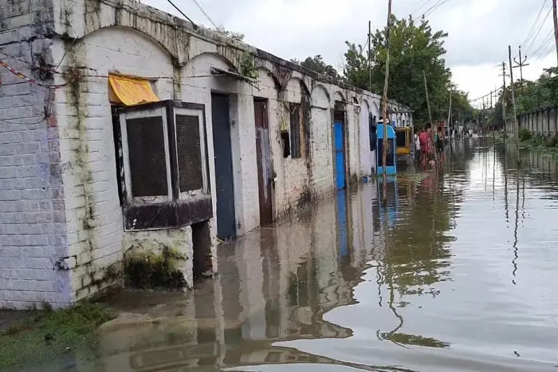 Chandauli News: भारी बारिश से रेलवे क्वार्टरों में घुसा पानी, बड़े पैमाने पर हुआ नुकसान, मुख्य नाले की सफाई कागजों में सिमटी.