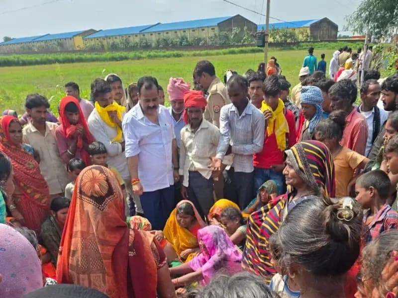 Sonbhadra News: 11 हजार वोल्ट लाइन से युवक की मौके पर मौत, तार टूटने से हुआ हादसा, ग्रामीणों ने विभाग पर लापरवाही का लगाया आरोप.