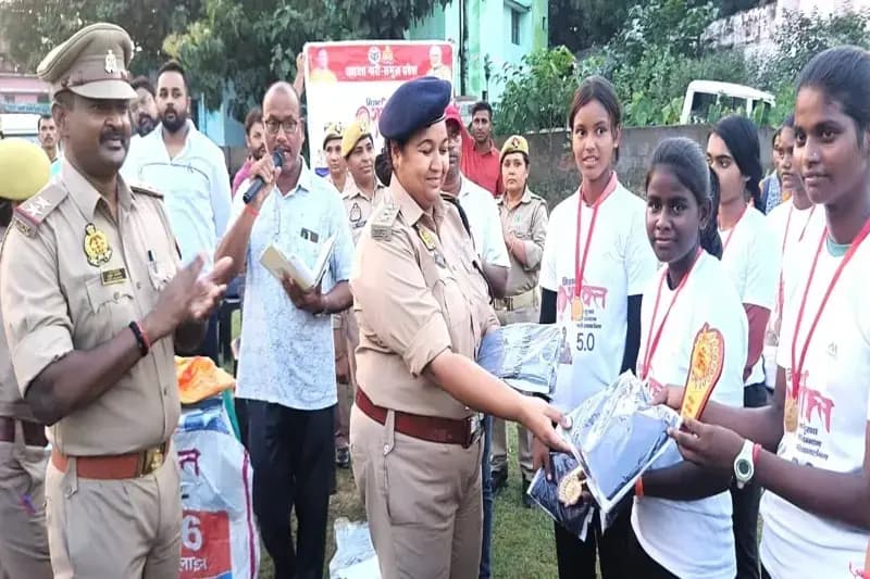 Chandauli News: मिशन शक्ति के अंतर्गत खेलकूद के माध्यम से सीओ ने किया जागरूक,हर क्षेत्र में महिलाओं को रहना चाहिए जागरूक.