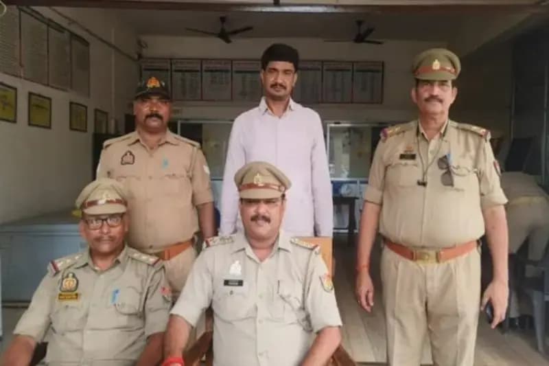 Chandauli News: राकेश सिंह डब्बू को गैंगस्टर एक्ट में मुग़लसराय कोतवाली पुलिस ने किया गिरफ्तार.
