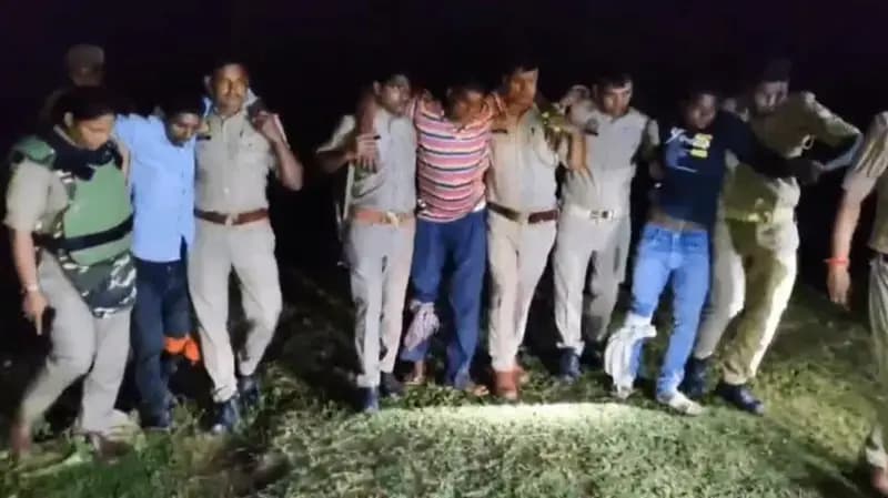 Sonbhadra News: भाई बहन से लूट और छेड़खानी करने वाले बदमाशों से पुलिस की मुठभेड़, तीन बदमाशों को लगी गोली.