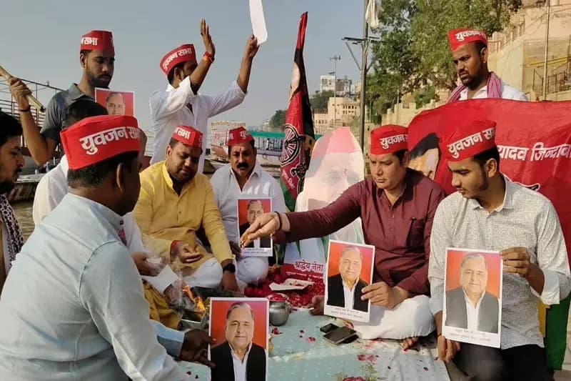 Varanasi News: काशी में गंगा तट पर नेता जी को भावपूर्ण श्रद्धांजलि, सपा ने 2027 में यूपी जीत का संकल्प लिया.