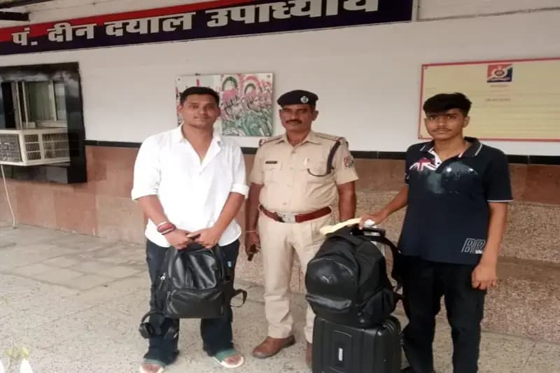 Chandauli News: ट्रेन में छूटा यात्री का सामान आरपीएफ ने ढूंढकर लौटाया.