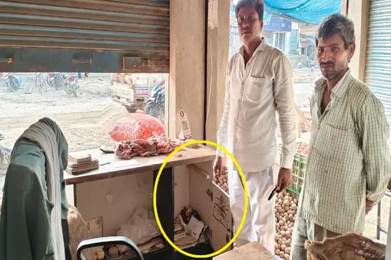 Chandauli News: शटर तोड़कर दुकान में घुसे चोरों ने चालीस हजार नगदी पर हाथ किया साफ़.