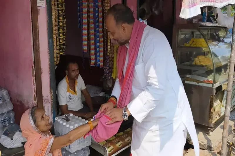 Chandauli News: किसानों की मदद के लिए पूर्व सपा विधायक ने घूम घूम कर माँगा भीख.