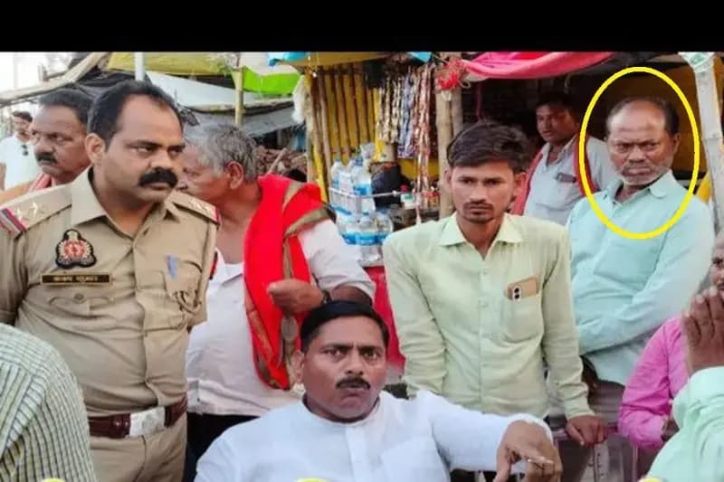 Chandauli News: गले में भगवा गमछा डालकर PWD की जमीन पर अवैध कब्जा, बीजेपी विधायक का करीबी होने का अतिक्रमणकारी करता है दावा.