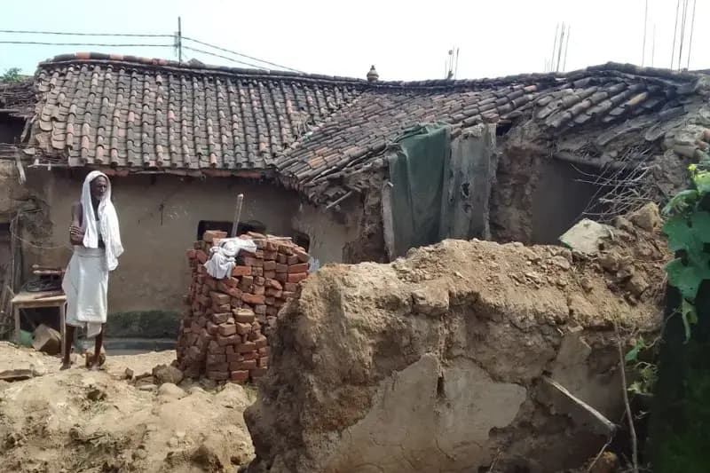 Chandauli News: दीवार गिरने से बड़ा हादसा टला, पिता-पुत्र घायल, अस्पताल में भर्ती.