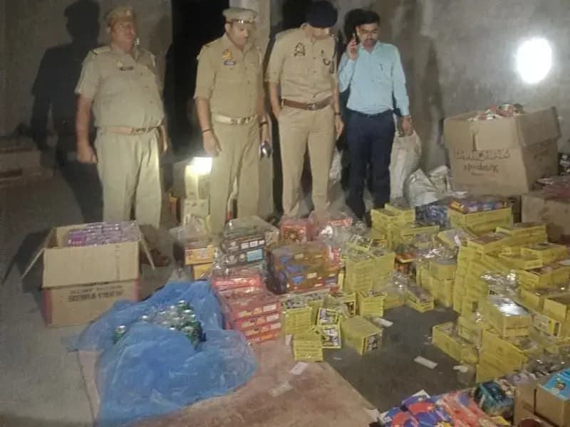 Sonbhadra News: पुलिस ने गोदाम पर छापा मारकर 2.85 लाख कीमत के 90 किलोग्राम अवैध पटाखा किया जब्त, एक आरोपी गिरफ्तार.