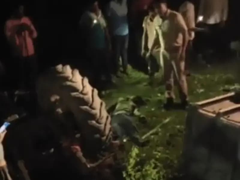 Sonbhadra News: ट्रैक्टर ट्रॉली पलटने से 2 मजदूरों की मौत, कई घायल, मज़दूर टावर लगाने का करते थे काम.