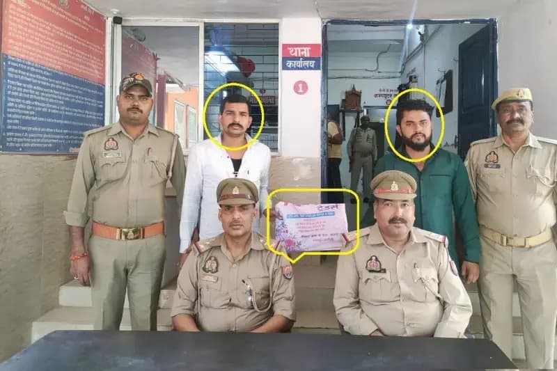 Chandauli News: पिकअप चालक से लूटी गई लैपटॉप बरामद, दो आरोपी गिरफ्तार.