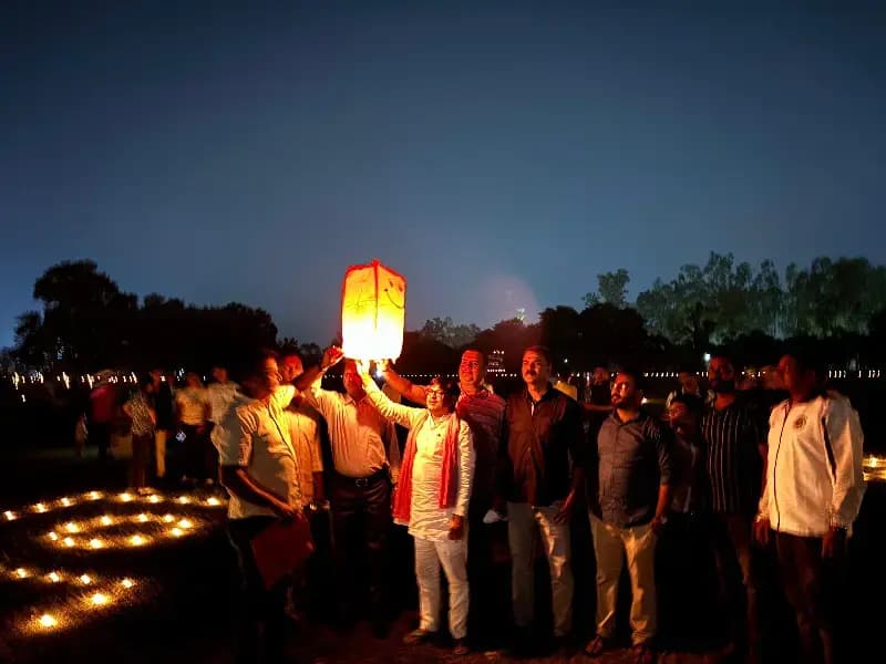 Sonbhadra News: 21 हजार दीपों से जगमगाया अम्बेडकर स्टेडियम, 35 वर्षों से मनाई जा रही दीपावली.