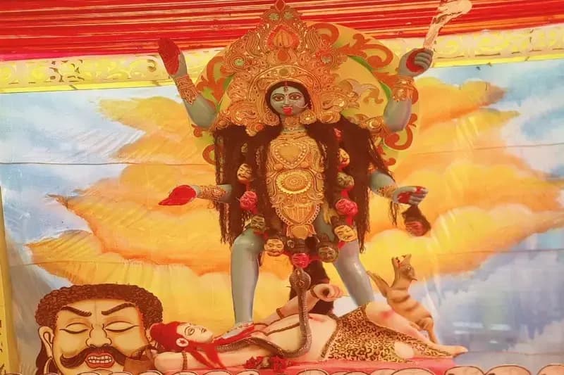 Chandauli News: दीपावली पर्व पर पूजी गई मां काली, भक्तों ने सुख समृद्धि की कामना.
