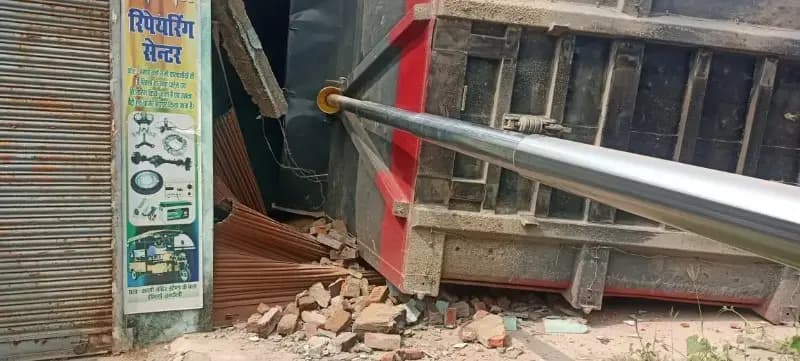 Chandauli News: बालू लदा ट्रक पलटा, मकान क्षतिग्रस्त, बाल-बाल बचे घर में मौजूद लोग.