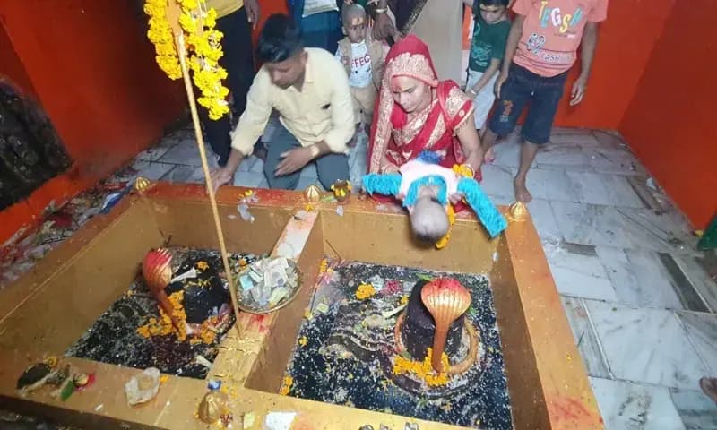 Chandauli News: जामेश्वर महादेव के दर्शन पूजन के लिए उमड़ी श्रद्धालुओं की भीड़, मन्नत पूरी होने पर सरोवर में स्नान कर महिलाएं करती हैं दर्शन.