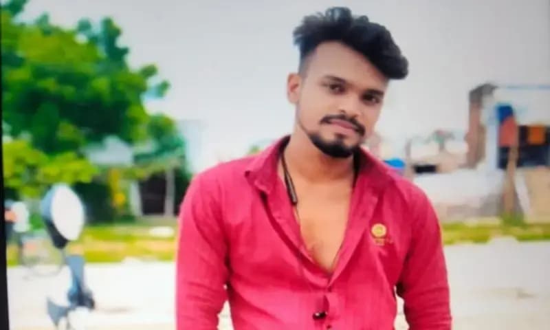 Chandauli News: बस में मैजिक ने पीछे से मारी टक्कर, चालक केबिन में फंसा, वाराणसी जाते समय एम्बुलेंस में चालक की हुई मौत.