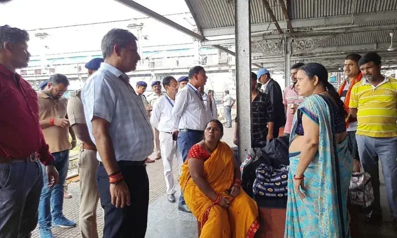 Chandauli News: छठ के मद्देनजर डीडीयू मंडल में अतिरिक्त व्यवस्था, डीआरएम व कमांडेंट ने सम्हाला मोर्चा.