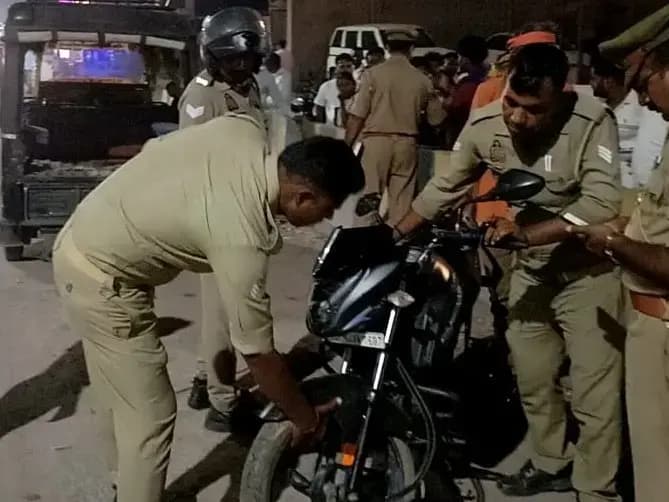 Sonbhadra News: ट्रेलर ने बाइक को रौंदा, एक युवक की मौत, दो गंभीर रूप से घायल.