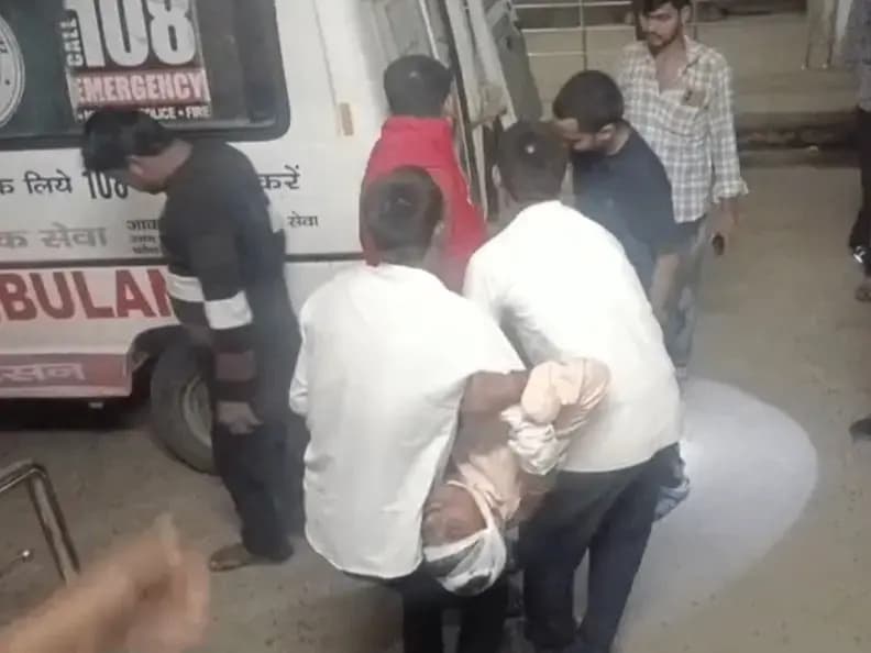 Sonbhadra News: श्रद्धालुओं से भरी तेज़ रफ़्तार पिकअप अनियंत्रित होकर पलटी, प्रसिद्ध जिरही माता मंदिर से लौटते समय हादसा, 3 बच्चों समेत 16 घायल.
