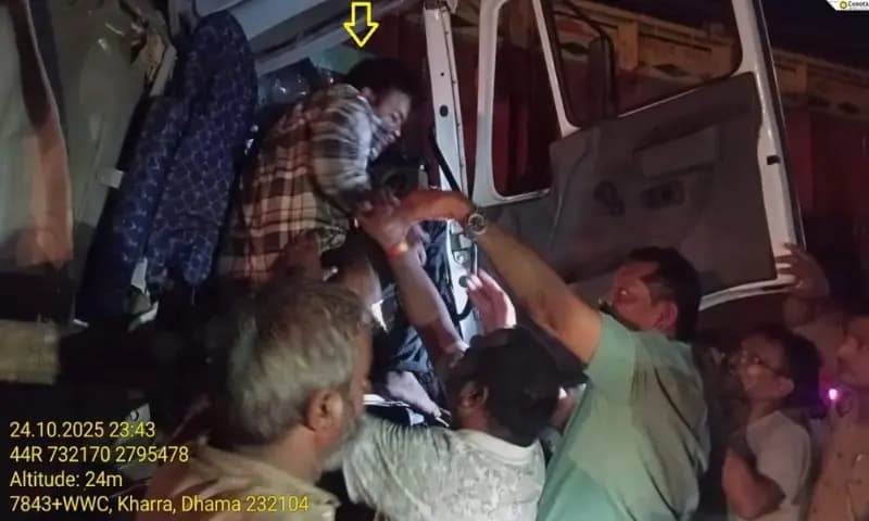 Chandauli News: गिट्टी लदी खड़ी ट्रक में पीछे से ट्रेलर ट्रक ने मारी टक्कर, क्लीनर की मौत, चालक की हालत गंभीर.