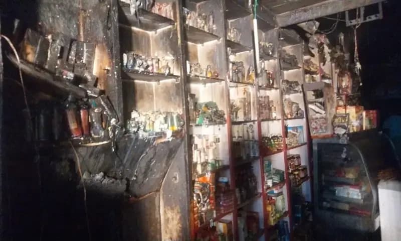 Chandauli News: शार्ट सर्किट से लगी आग से दुकान में रखा लाखों का माल स्वाहा.