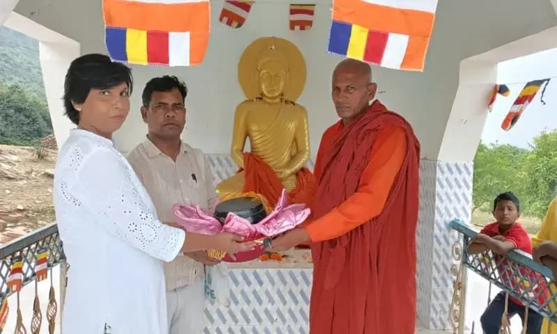 Chandauli News: बौद्ध महोत्सव,बुद्धम शरणम् गच्छामि के नारों से गूंजा पहाड़ी, बुद्ध धर्म के रास्ते पर चलकर ही होगा विकास.
