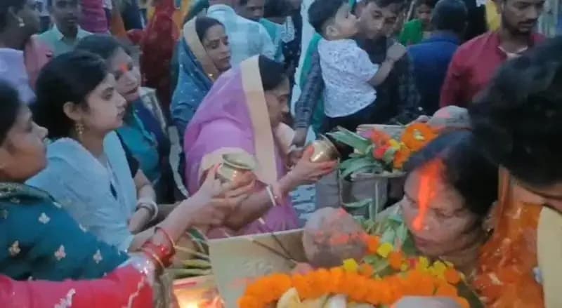 Sonbhadra News: डूबते सूर्य को दिया गया शाम का अर्घ्य, व्रतियों ने पानी में खड़े होकर की पूजा.