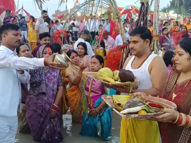 Sonbhadra News: उगते सूर्य को अर्घ्य देने के साथ लोक आस्था का महापर्व छठ सम्पन्न हुआ.