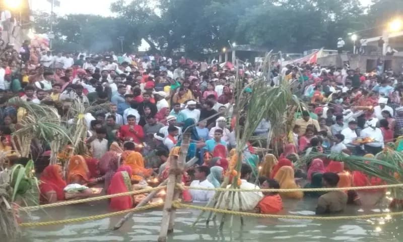 Chandauli News: पश्चिम वाहिनी माँ गंगा तट पर छठ व्रती महिलाओं ने उगते सूर्य को दिया अर्घ.