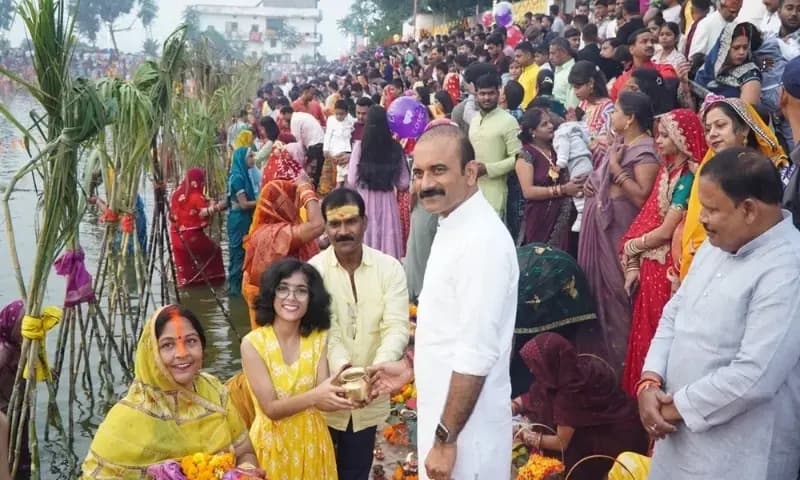 Chandauli News: उदयाचलगामी सूर्य को अर्घ्य के पश्चात लोक आस्था का छठ महापर्व सम्पन्न, नगर पंचायत अध्यक्ष ने भी किया छठ महापर्व पर व्रत.