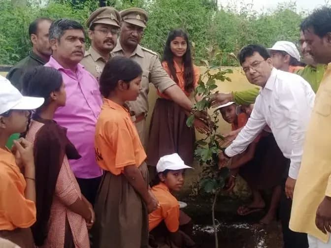 Sonbhadra News: सरदार पटेल की जयंती पर किया गया पौधारोपण, खंड शिक्षा अधिकारी ने बच्चों को किया पुरस्कृत.