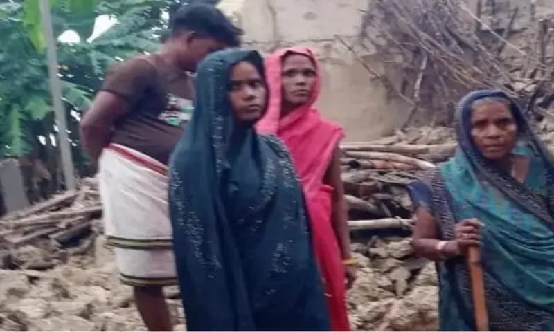 Chandauli News: लगातार हो रही बारिश से भरभराकर गिरा मिट्टी का रिहायशी मकान, बाल-बाल बचे लोग, ट्रेन से कटकर अज्ञात वृद्ध की मौत.