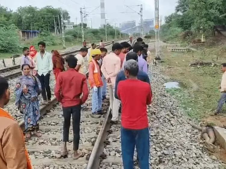Sonbhadra News: रेलवे पटरी के समीप मिला अज्ञात व्यक्ति का शव, वस्त्र के नाम पर शरीर पर सिर्फ अंडर बियर.