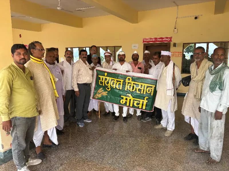 Chandauli News: मोथा तूफान प्रभावित किसानों ने कलेक्ट्रेट पर किया प्रदर्शन, कि 30 हजार एकड़ मुआवाजे की मांग.