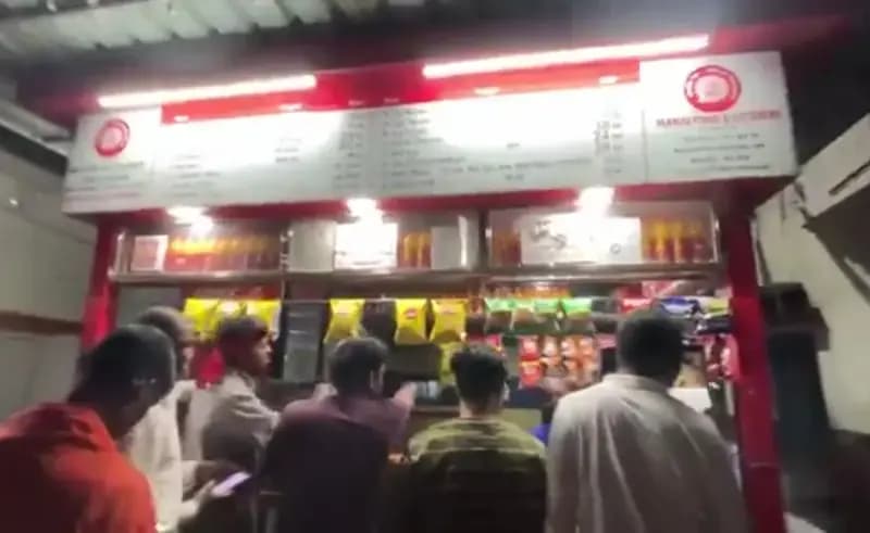 Chandauli News: जीएसटी कम होने के बावजूद डीडीयू जंक्शन पर 20 रुपये में बेचा जा रहा है 14 रेल नीर पानी की बोतल.