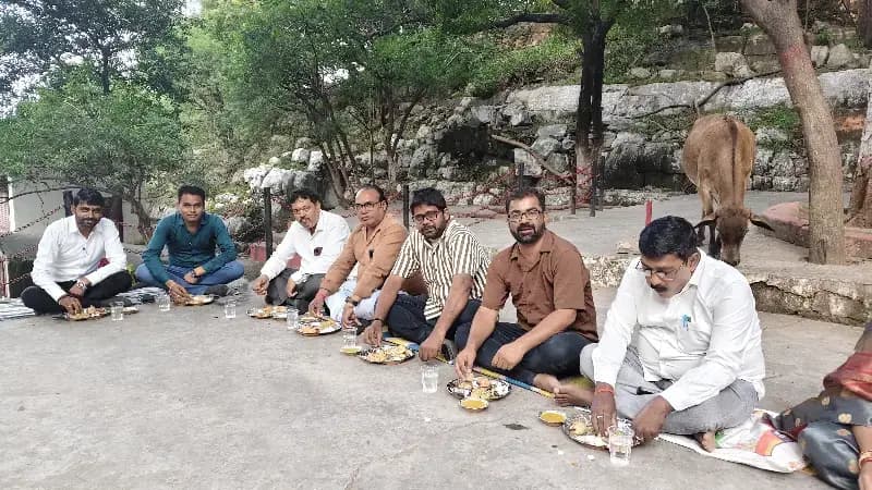 Sonbhadra News: पुरखो द्वारा परम्परा को जारी रखा गया, कार्तिक मास में सोमवार को सेकड़ों लोगों ने आंवले के पेड़ के नीचे किया भोजन.