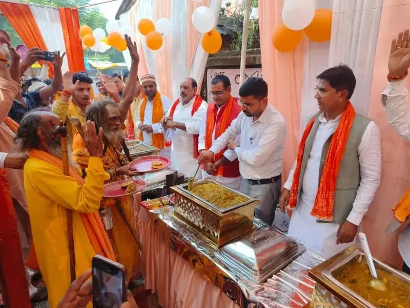 Sonbhadra News: नर सेवा नारायण सेवा के दो वर्ष पूर्ण होने पर भव्य भंडारे का किया गया आयोजन.