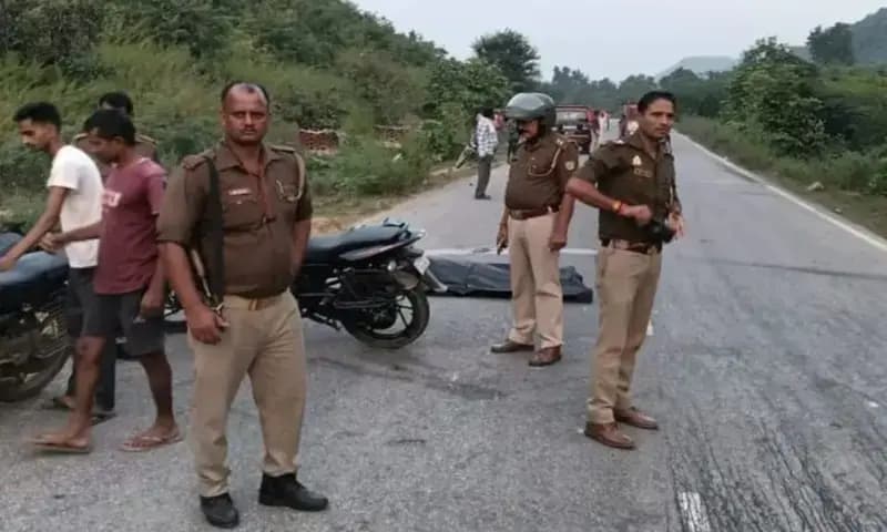 Chandauli News: दो बाइकों की आमने-सामने की भीषण टक्कर, बाइक सवार शिक्षक की मौत, तीन लोग घायल.