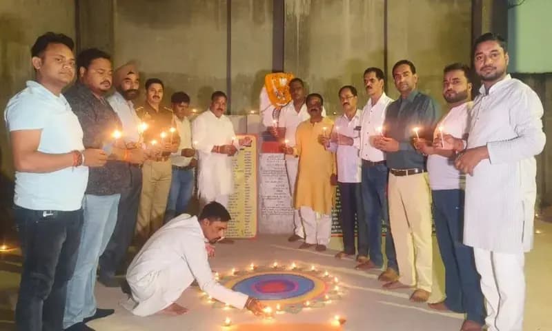 Chandauli News: 1100 दीपक से जगमगाया शहीद स्मारक, दीपो के माध्यम से शहीदों को दी गयी श्रद्धांजलि.