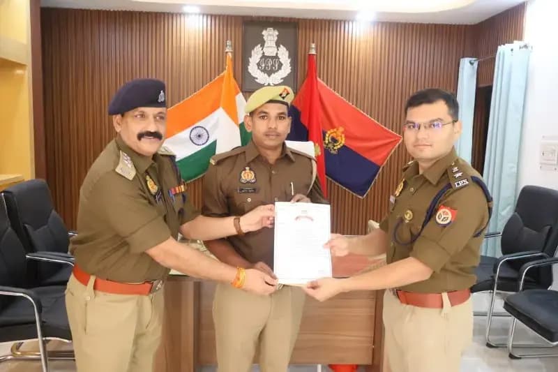 Sonbhadra News: आरक्षी सुनील रावत को अक्टूबर का 'कॉप ऑफ द मंथ', 50 से अधिक खातों को फ्रीज/सीज कराने में महत्वपूर्ण भूमिका निभाई.