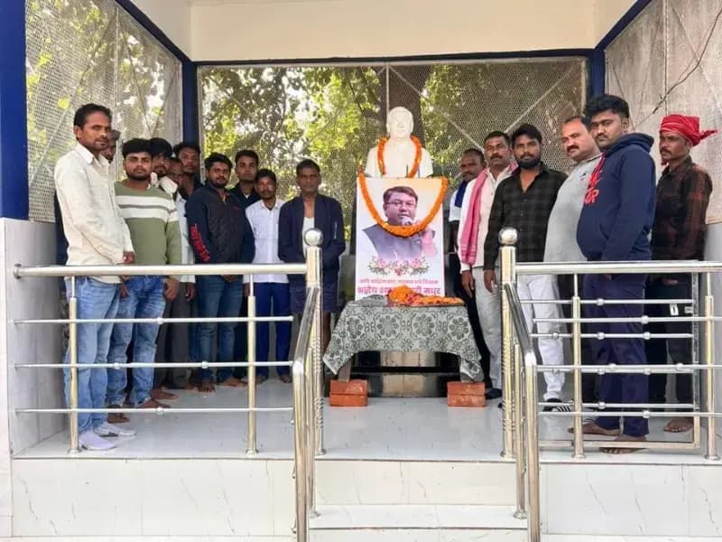 Sonbhadra News: कवि साहित्यकार पत्रकार एवं शिक्षक श्यामबिहारी मधुर की आकस्मिक निधन पर दी गई खैरटिया में विनम्र श्रद्धांजलि.