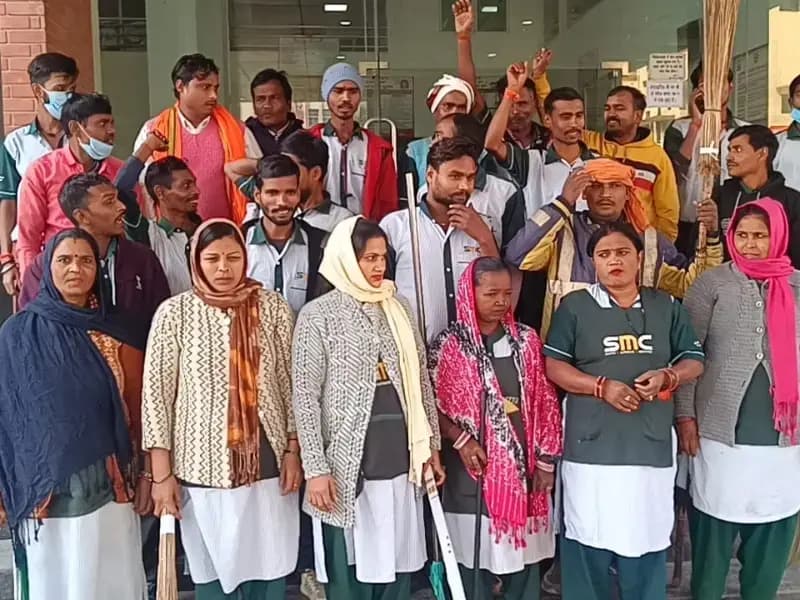 Sonbhadra News: माली हालत खराब होने से भारी मुश्किले में सफाई कर्मचारी, मांगों को लेकर जताया रोष.