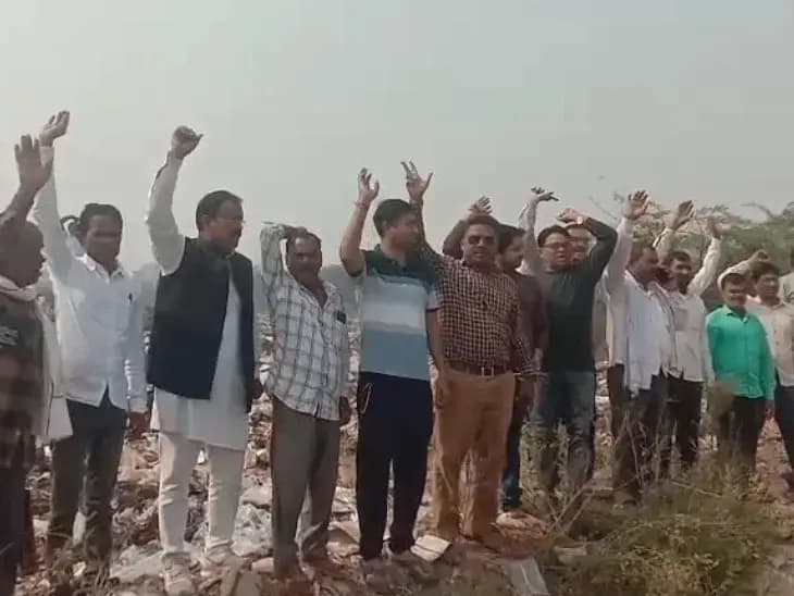 Sonbhadra News: कूड़े के साथ मरे हुए जानवर फेंके जाने से स्थानीय रहवासी परेशान, किया प्रदर्शन.