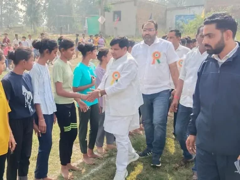 Sonbhadra News: चार दिवसीय युवा खेल एवं सांस्कृतिक महोत्सव का शुभारंभ.