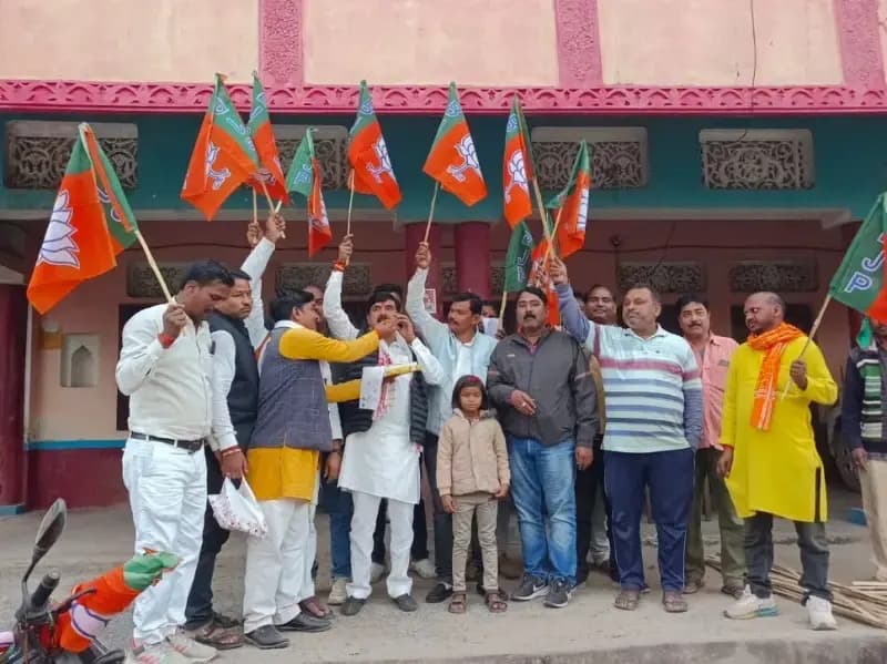 Sonbhadra News: बिहार चुनाव के रिजल्ट से भाजपा कार्यकर्ताओं में खुशी, कार्यकर्ताओं ने एक-दूसरे को खिलाई मिठाई.