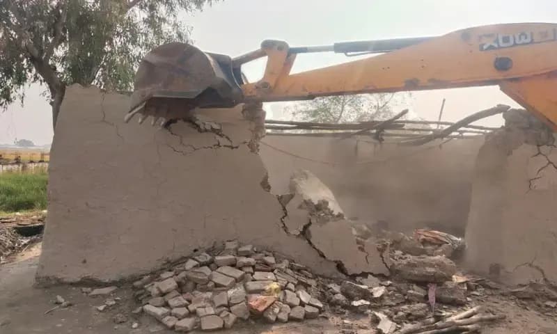 Chandauli News: राजस्व टीम ने वर्षों से बंजर भूमि को जेसीबी लगाकर कराया अतिक्रमण मुक्त.