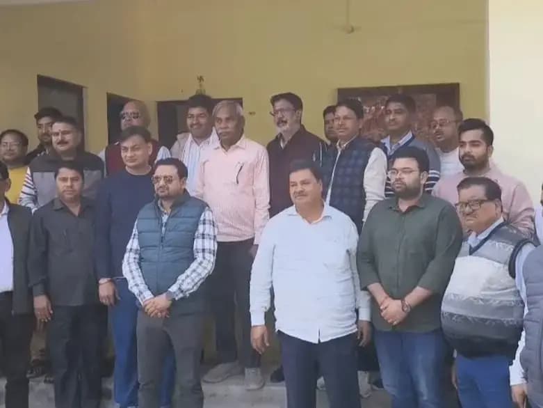 Sonbhadra News : बिल्ली मारकुंडी खनन हादसा: एसोसिएशन की तरफ से सभी मृतकों के आश्रितों को 5-5 लाख सहायता, अवैध खनन व संचालन पर सिकंजे की कही बात.