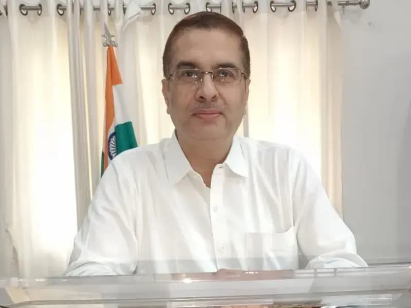 Sonbhadra News: बीएलओ को घर-घर जाकर गणना प्रपत्र वितरण का निर्देश.