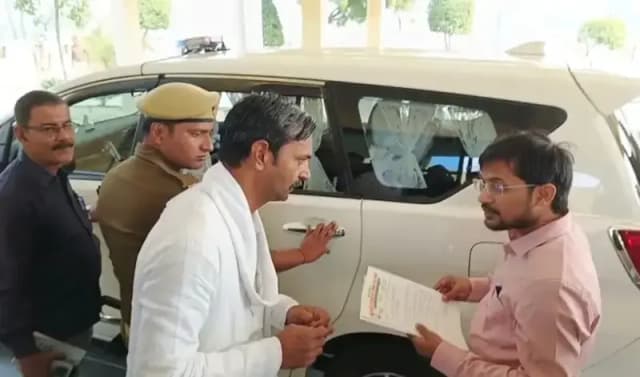 Chandauli News: बरहनी ब्लॉक में भ्रष्टाचार को लेकर डीएम दरबार पहुंचे भाजपा नेता, जन सूचना को लेकर मांगा जवाब.