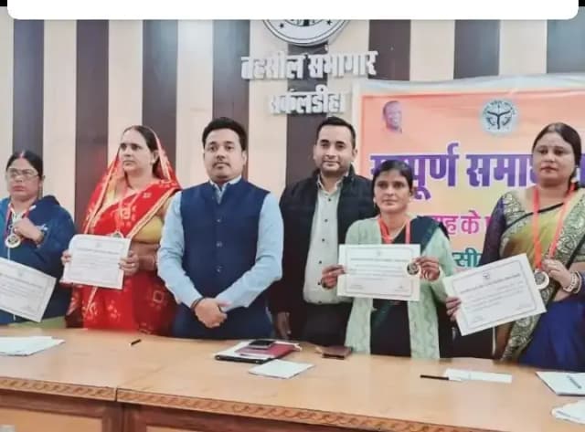 Chandauli News: एसआईआर फिडिंग पूर्ण करने पर एसडीएम ने बीएलओ को किया सम्मानित.