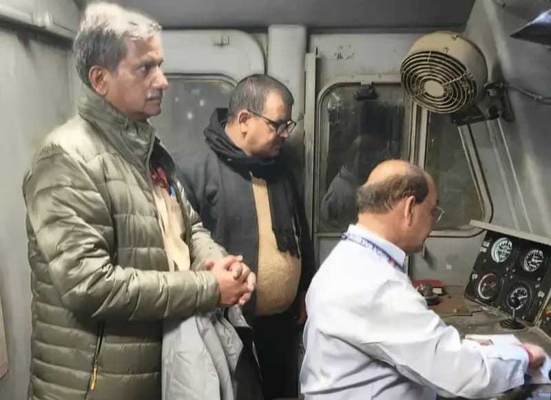Chandauli News: दो ट्रेनों में लोको पायलट के साथ डीआरएम ने किया फुटप्लेट निरीक्षण.